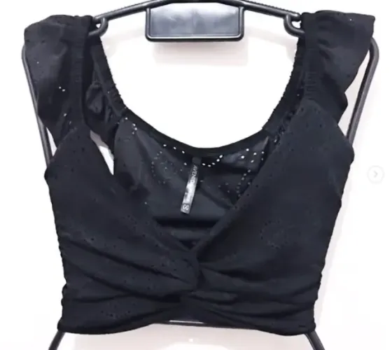 Top preto cropped plus size de leise com amarração no busto e manga de babados veste 50