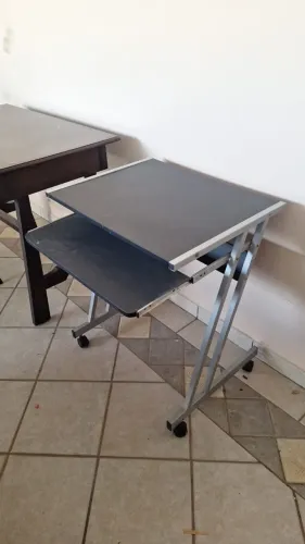 Mesinha de Computador com rodinhas