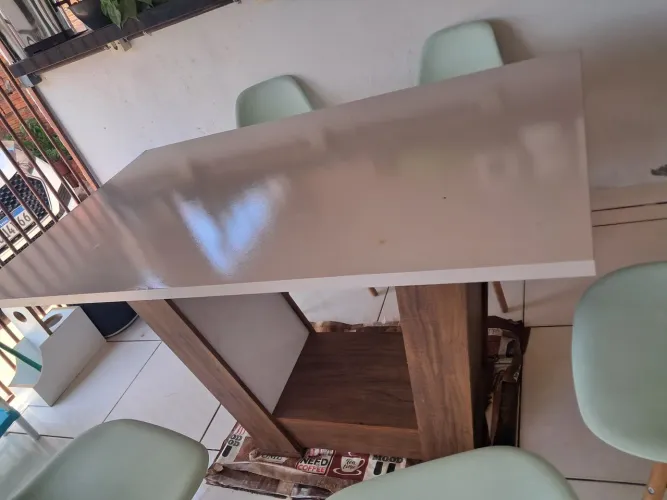 Mesa com 6 cadeiras