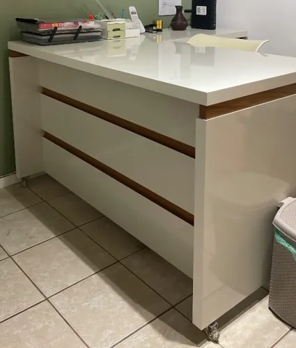 Mesa em L Laqueada Branca com Rodinhas e Detalhes em Madeira - MDF