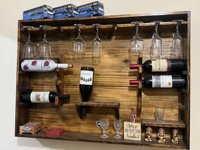Adega de vinho suspensa
