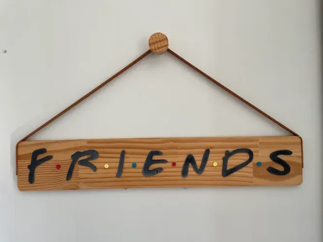 Placa decorativa Friends com alça de couro + gancho de madeira de brinde