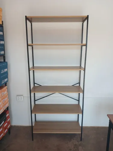 Estante expositora. Altura 1.95, largura 50cm ,profundidade 30cm. Estrutura de ferro e mdf