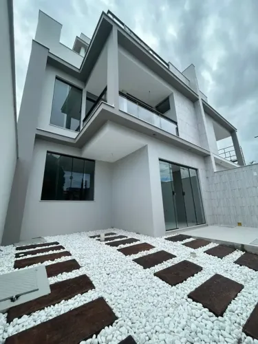 Triplex com alto padrão de acabamento próximo ao Teatro no Centro da cidade - Rio das Ostr