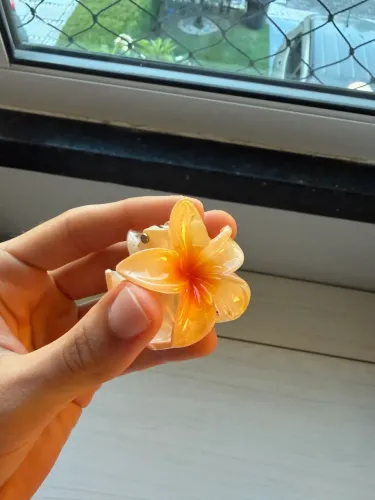 mini presilha de flor laranja