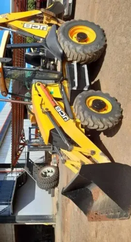 Retroescavadeira JBC