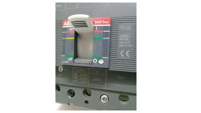 Disjuntor Caixa Moldada 250a Abb Sace Tmax Xt3c