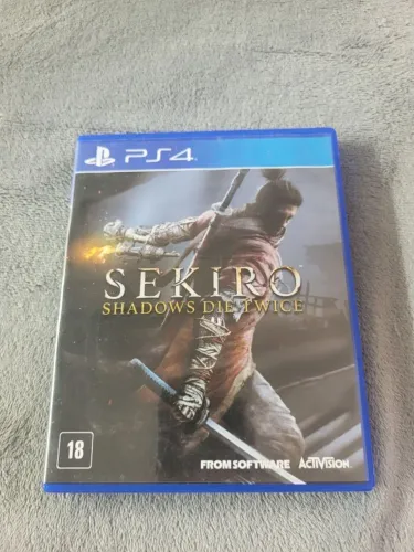 Sekiro PS4 com pôster