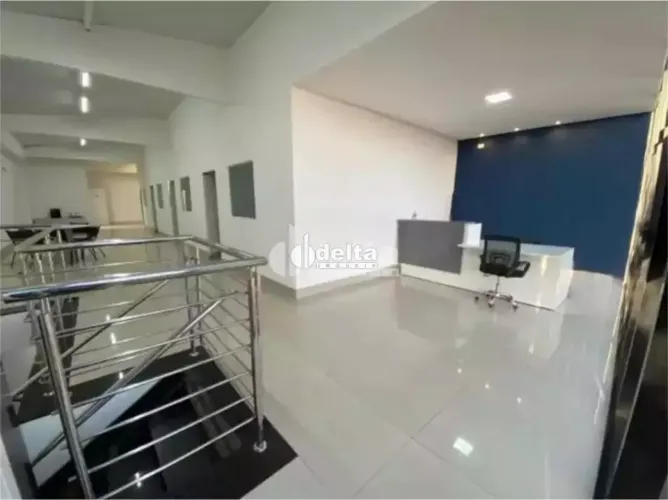 Casa comercial disponível para locação no bairro Bom Jesus em Uberlândia-MG