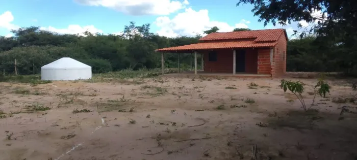 Sítio com 1 tarefa de terra e casa já coberta.