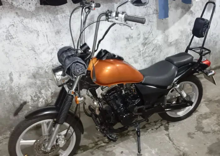 Kansas 150 / Custom / seguindo dono 
