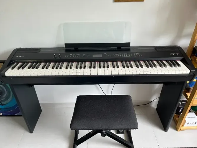 Vendo Piano Digital Roland FP-7 completo