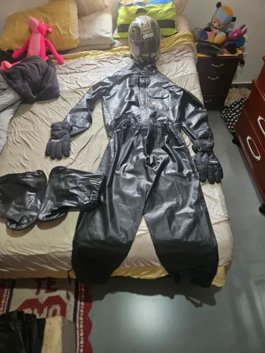 Kit Motociclista / Chuva (Tamanho M) - Capa, Capacete, Luvas e Polainas