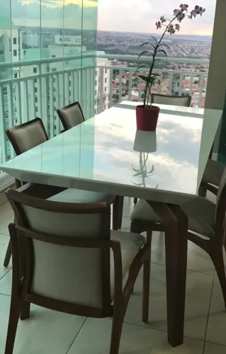 Mesa de Jantar 6 a 8 Lugares - tampo laqueado/branco com vidro e robusta em madeira