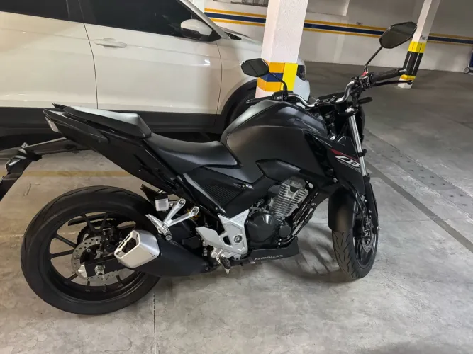 CB300F Twister 2025 com 5.800km