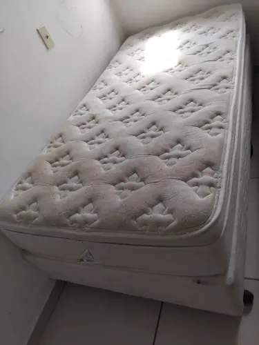 Cama de solteiro com base e colchão com molas ótima qualidade 200 reais pra vender logo