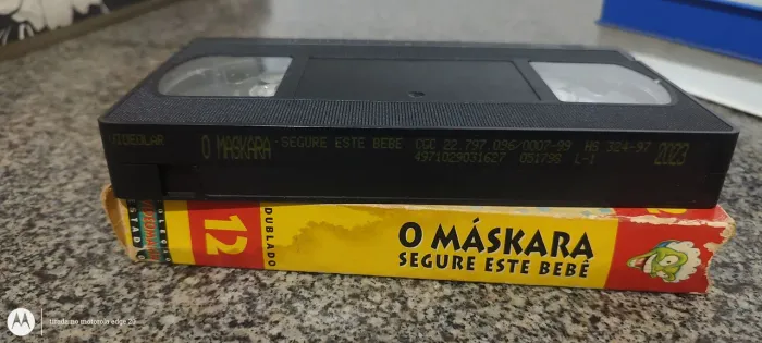 Fita vhs o maskara segure este bebê