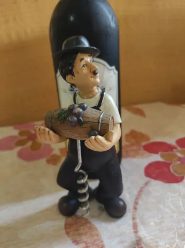 Vinho tinto seco mais abridor. 20 reais 