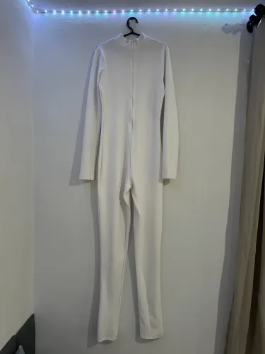 macacão branco, corpo todo