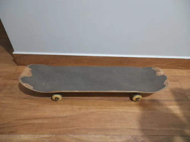 Skate usado, alguns arranhados e lascas nas pontas
