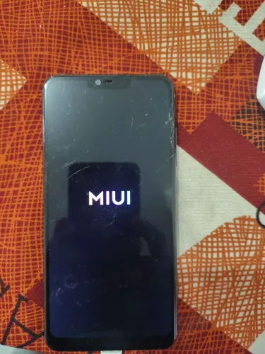 Celular com tela trincada