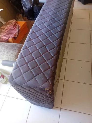 Vendo cama de solteiro com colchão.