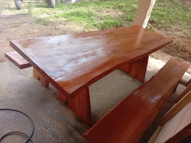Mesa de cedro rosa com 2 bancos 2 metros e meio 80 de largura 