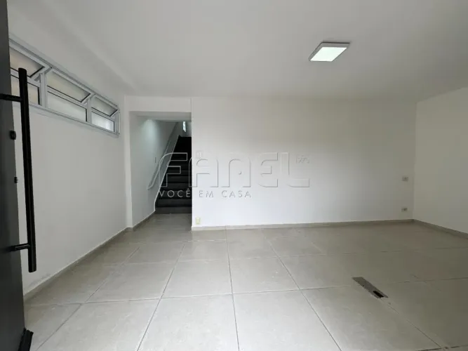 Prédio comercial com diversas salas | Estacionamento para 4 veículos.
