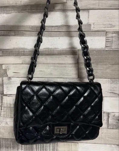 Bolsa preta com corrente 