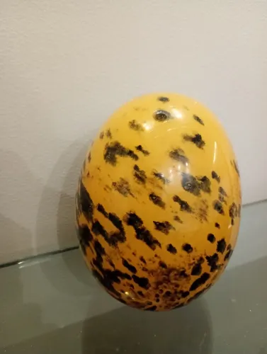 Ovo em Murano amarelo e preto
