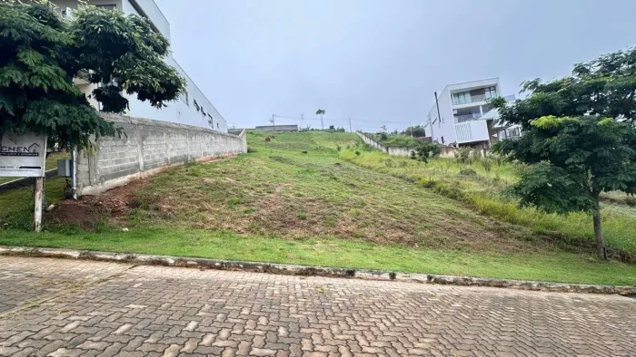 Lote em aclive 478,80 m, condomínio Barcelona, Juiz de Fora, MG.