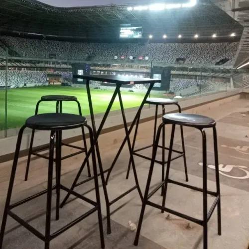Mesa bistrô metal com 4 banquetas - Aluguel