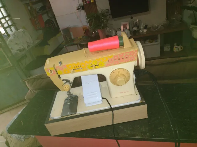 Máquina de costura Singer Zig Zag toda de ferro ótima para costureiras iniciantes e prof