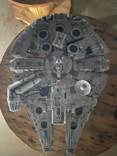 LEGO 75192 - UCS Millennium Falcon com 7.541 pç