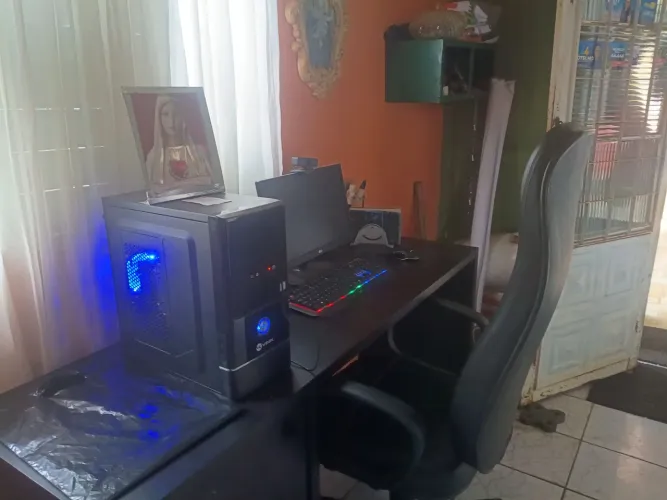 Computador completo com led no mouse e no teclado, mesa cadeira monitor e computador e som