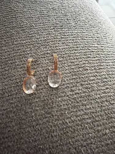 Par de brincos Vivara em ouro rosé 18k com cristais. Contém 02 cristais.