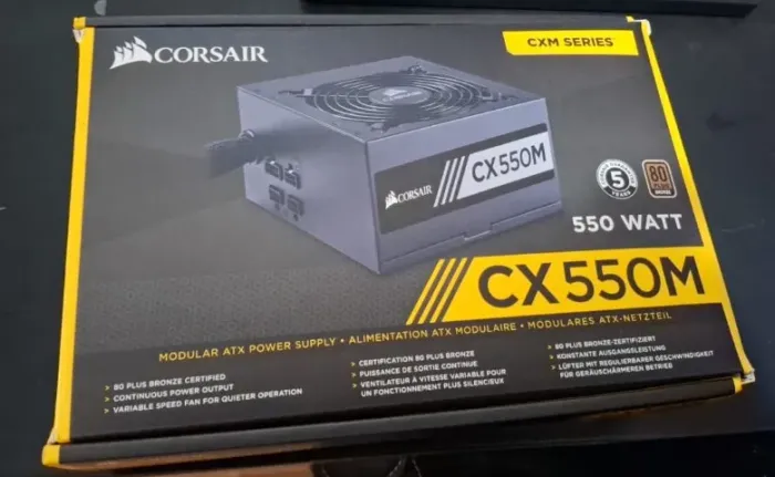 Corsair CX550M Bronze na caixa