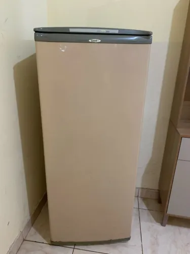 GELADEIRA CAMA E ARMÁRIO
