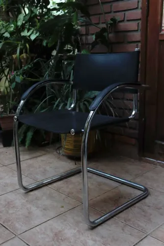Kit 4 Cadeiras Cromadas com Braços - Estilo Cantilever - Couro Sintético Preto