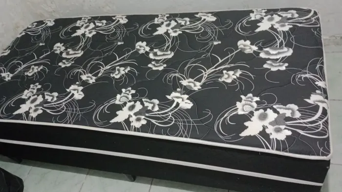 Vende-se cama box uma de casal e uma de solteiro semi-novas