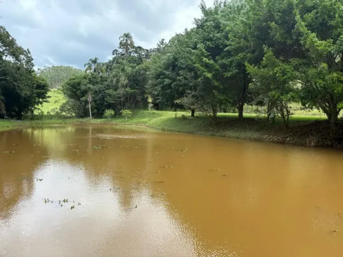 Sítio de 10 Alqueires Com Casa Sede e Lago no Bairro do Pião em Piracaia - SP