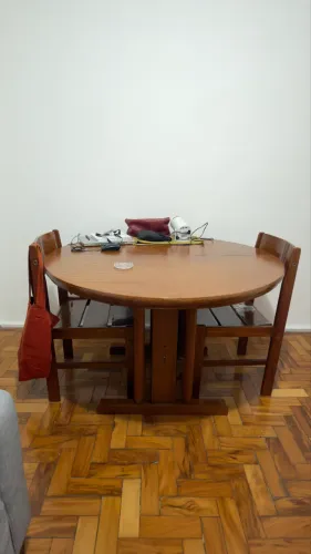 Mesa redonda duas cadeiras