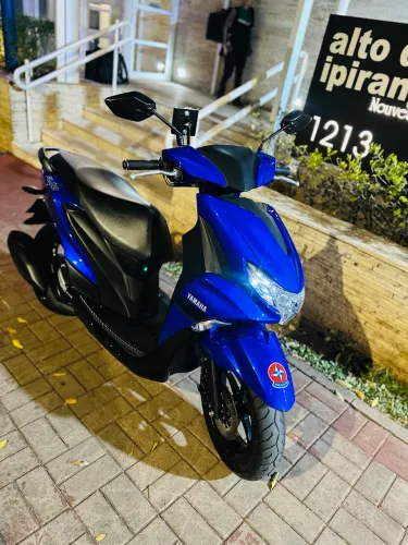 Vende-se 2022/2023 moto está bem conservada sou segundo tenho manual e chave reserva..