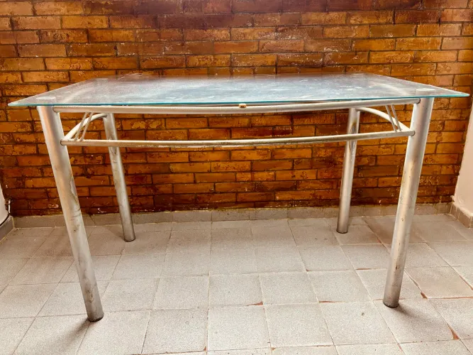 Mesa de Jantar com Tampo de Vidro e Estrutura Metálica - 4 Lugares | R$ 100