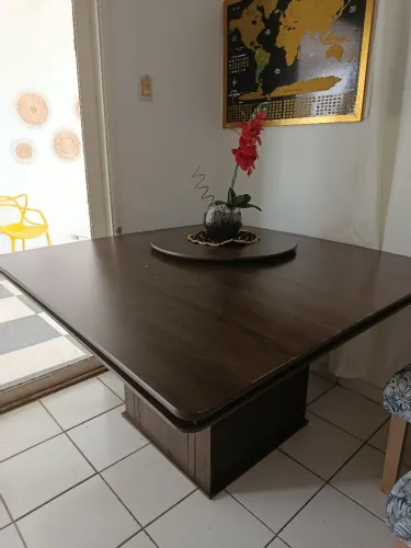 Mesa de jantar de madeira