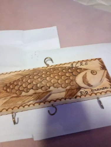 Vendo porta chave de madeira novo artesanato.Entrego