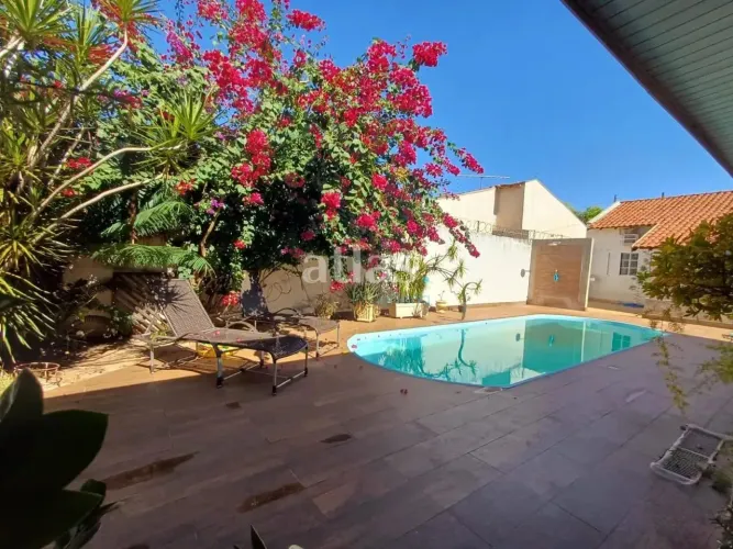 Linda casa com ampla área de lazer, piscina aquecida, aceita permuta