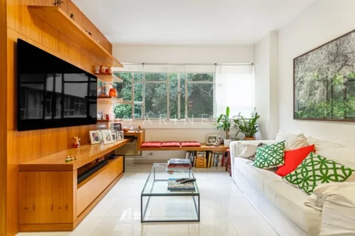 Apartamento em rua tranquila na Lagoa com vista Cristo e verde.