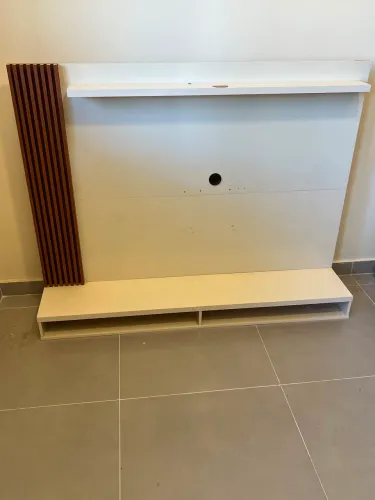 Painel para TV Moderno - Cor Creme com detalhe ripado
