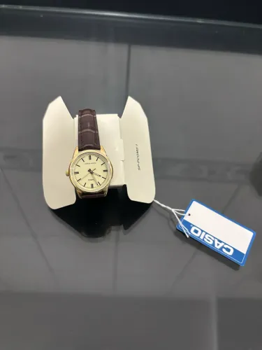 Relógio quartzo Casio com pulseira de couro marrom